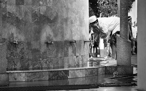 Wudhu Tanpa Mengenakan Busana (Telanjang)